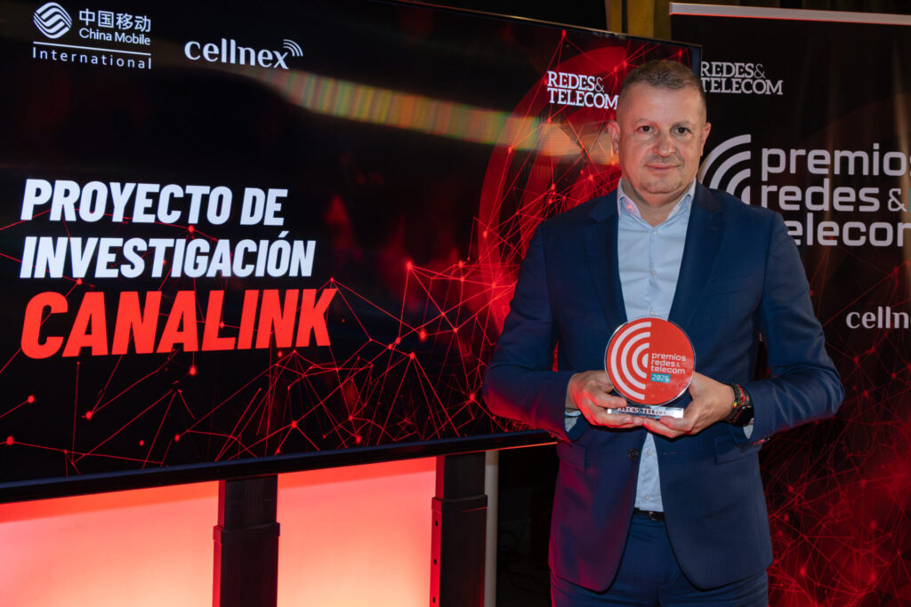Rubén Molowny, consejero delegado de Canalink, sostiene el galardón de Redes&Telecom por el Proyecto Atlas